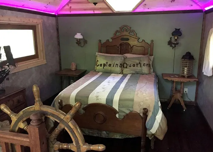 Tree House For Six With Panoramic Forest Views In Nauvoo, Illinois